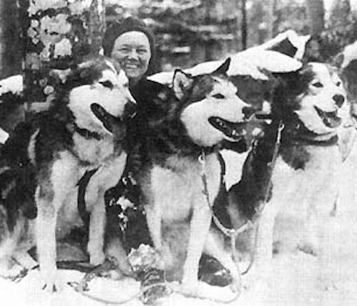 evaseeley-Eva Seeley acompanhada por Gripp of Yukon, Finn of Yukon e Kearsage of Yukon